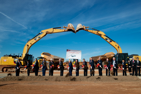 지난 3월 미국 조지아주 공장 건설부지에서 열린 SK이노베이션 전기차용 배터리 생산공장 기공식에서 행사 참가자들이 '첫 삽 뜨기' 세레모니를 하고 있다. <SK이노베이션 제공>